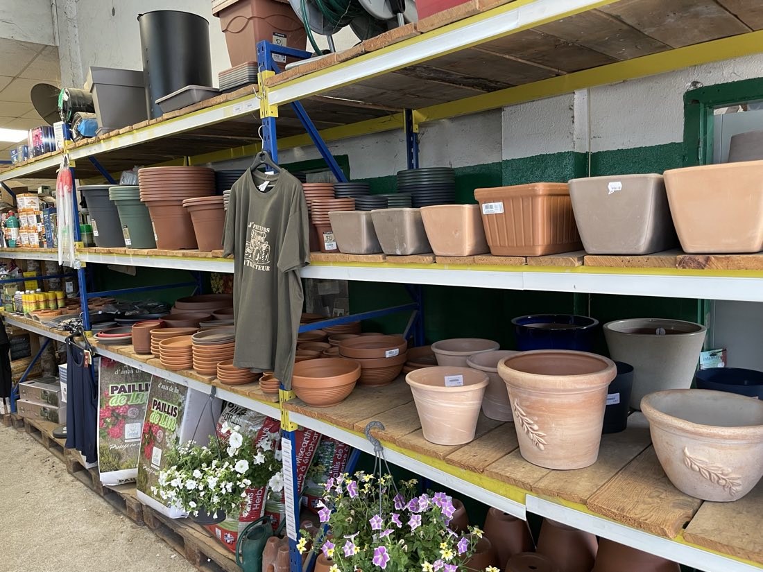 Le rayon des pots : terre cuite, plastique, toutes les tailles